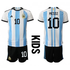 Argentina Lionel Messi #10 Replika Babytøj Hjemmebanesæt Børn VM 2022 Kortærmet (+ Korte bukser)